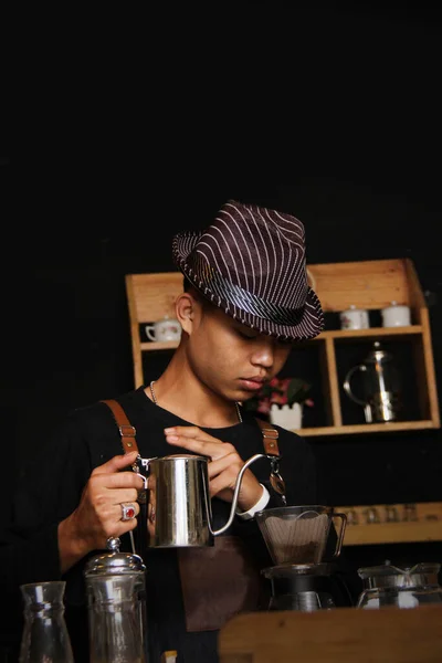 Indonezyjski Barista Przygotuj Napoje Kawowe Dla Klientów Kawiarni Portret Pracownika — Zdjęcie stockowe