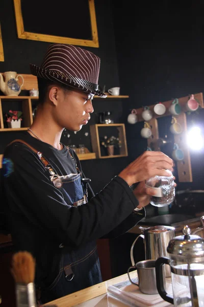 Endonezyalı Barista Kahve Dükkanındaki Müşteriler Için Kahve Hazırlar Barda Kahve — Stok fotoğraf