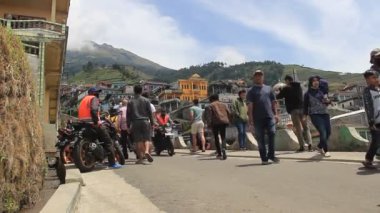 Magelang, Endonezya. 20 Ekim. Motosiklet taksisi turistleri alıyor. Nepal van Java, Orta Java 'daki Sumbing Dağı yamaçlarında yer alan bir kırsal turdur..