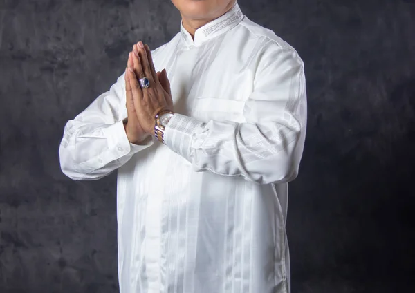 Beyaz Slami Kıyafetler Giyen Bir Adamın Portresi Resmi Dini Etkinlikler — Stok fotoğraf