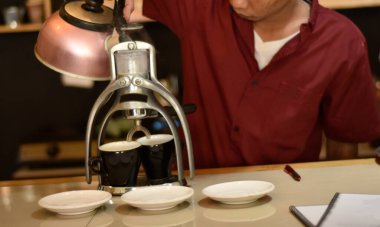 Kahvecide espresso ve Vietnam kahvesi hazırla. Kahve dükkanında. Barda kahve yapan bir kahve dükkanının portresi. Kaliteli renk konseptiyle ılık içecekler yapma süreci