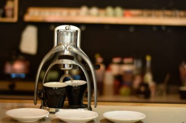 Kahvecide espresso ve Vietnam kahvesi hazırla. Kahve dükkanında. Barda kahve yapan bir kahve dükkanının portresi. Kaliteli renk konseptiyle ılık içecekler yapma süreci