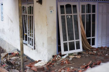 Onlarca evi yıkan ve kayıplara yol açan sel baskınları. Yağmur mevsiminde seller, fırtınalar ve heyelan sonucu yıkılan binalar. ... taşan nehir suyunun neden olduğu bir felaket.