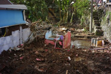 Onlarca evi yıkan ve kayıplara yol açan sel baskınları. Yağmur mevsiminde seller, fırtınalar ve heyelan sonucu yıkılan binalar. ... taşan nehir suyunun neden olduğu bir felaket.