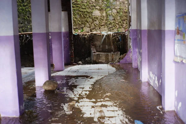 多数の家屋を破壊し犠牲者を出した鉄砲水です 雨季の洪水や暴風雨土砂崩れで建物が破壊されました 川の水の氾濫による災害 ストック写真