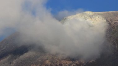 Doğu Java, Endonezya 'daki Welirang Dağı' nın tepesinde sülfür dumanı var. Welirang Dağı deniz seviyesinden 3156 metre yükseklikte aktif bir volkandır.