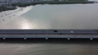 Endonezya 'nın Java ve Madura adalarını birbirine bağlayan en uzun köprüsü olan Suramadu köprüsünün havadan görüntüsü. Surabaya, Endonezya. Ocak 2020