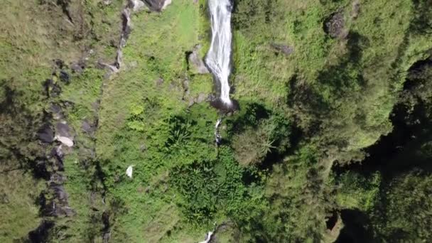 Wodospad Lotniczy Górze Ringgit Jawa Wschodnia Widok Wodospad Między Skałami — Wideo stockowe