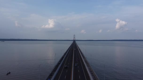 Вид Воздуха Мост Сурамаду Самый Длинный Мост Индонезии Соединяющий Острова — стоковое видео