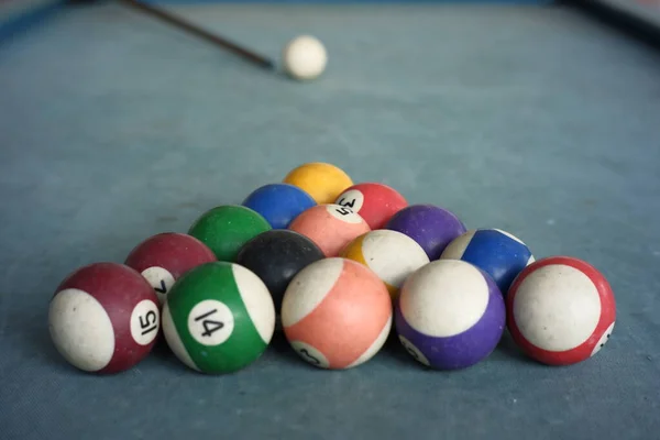 Bilardo Topu Bir Üçgen Oluşturur Top Kullanarak Bilardo Oyunu Mavi — Stok fotoğraf