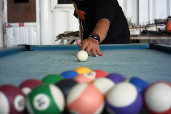 Mains Homme Jouant Billard Sur Une Table Moquette Bleue Portrait — Photo