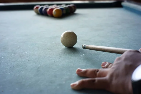 Nahaufnahme Der Hand Des Poolspielers Der Sich Auf Den Spielbeginn — Stockfoto