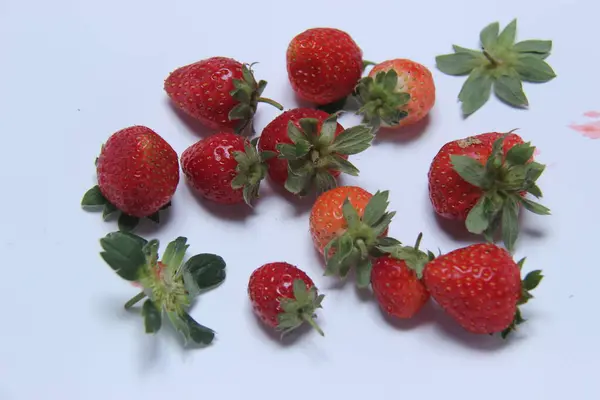 Coleção Morangos Vermelhos Frescos Isolados Fundo Branco Frutas Frescas Colhidas — Fotografia de Stock