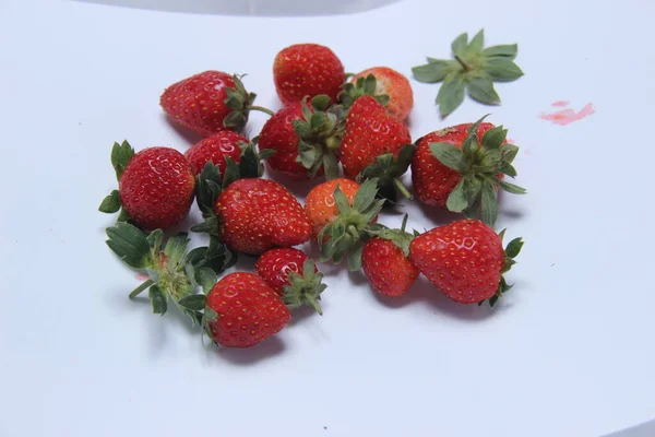 Verzameling Verse Rode Aardbeien Geïsoleerd Witte Achtergrond Vers Geoogst Fruit — Stockfoto