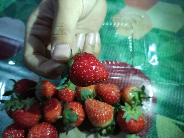 Uma Coleção Morangos Vermelhos Frescos Recipiente Plástico Pronto Para Comer — Fotografia de Stock