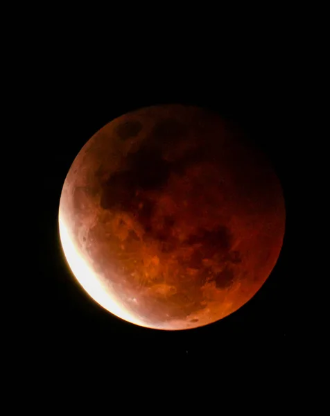 2021年5月26日の月食 東ジャワ州 インドネシア 暗い背景の下ではっきりと見える血の月 ストック写真