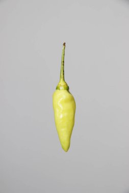 Beyaz arka planda izole edilmiş taze biber koleksiyonu. Piyasada yenmeye ya da satılmaya hazır çeşitli biber ve sebzeler.