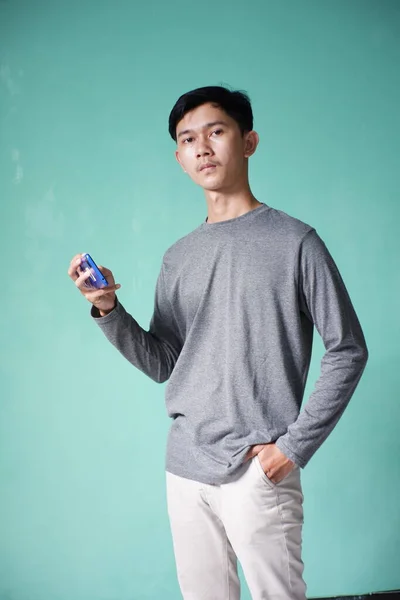 Porträt Eines Gut Aussehenden Asiatischen Mannes Grauem Shirt Mit Cooler — Stockfoto