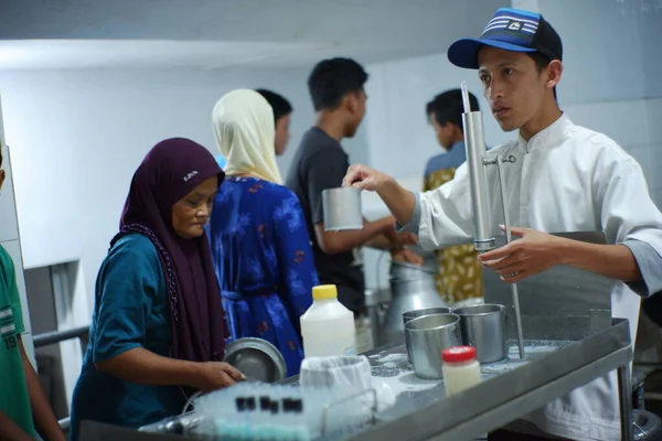 Pasuruan Endonezya Ağustos 2021 Çalışanların Sakinlerin Faaliyetleri Süt Dağıtım Şirketinde — Stok fotoğraf