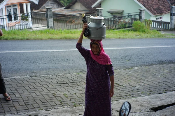 Pasuruan Endonezya Ağustos 2021 Çalışanların Sakinlerin Faaliyetleri Süt Dağıtım Şirketinde — Stok fotoğraf