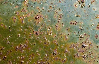 Paslanmış eski metal plaka yeşil boyayla boyanmış.