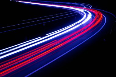 Geceleri arabaların soyut yeşil ışıkları