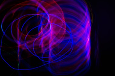 Siyah arkaplanda çok renkli gökkuşağı çizgileri