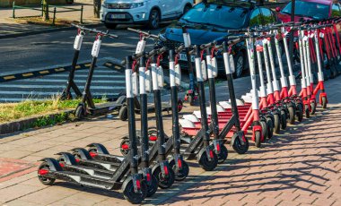 Krakow, Polonya - 08 / 08 / 2020 - Krakow 'da elektrikli scooterlar