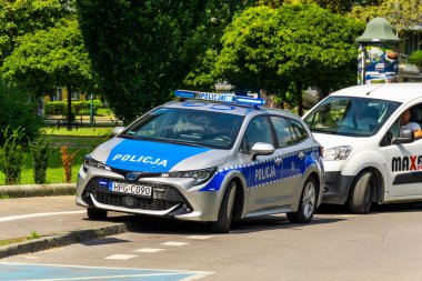 Krakow, Polonya - 08 / 08 / 2020 - Krakow 'da kaldırımda duran polis arabası