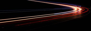 Geceleri hareket halindeki arabaların ışıkları. uzun pozlama