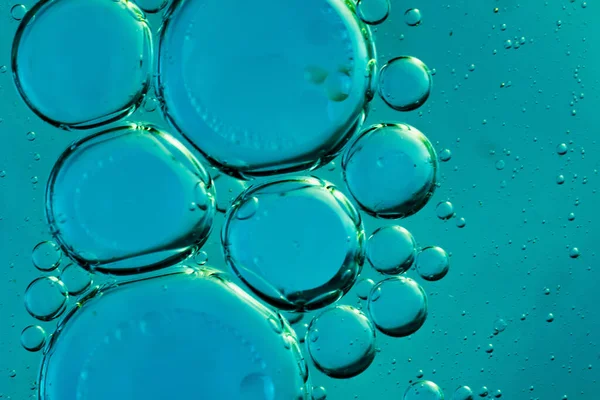 Gotas Aceite Sobre Agua Sobre Fondo Azul — Foto de Stock