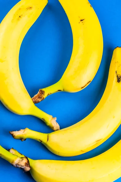 Macro Foto Plátanos Amarillos Sobre Fondo Azul —  Fotos de Stock
