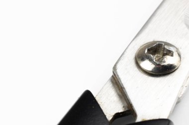 Beyaz arka planda siyah saplı makas