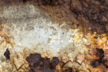 Eski metal levha beyaz boya ile boyandı ve pas ile kaplandı.