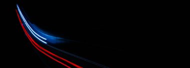 Geceleri hareket halindeki arabaların ışıkları. uzun pozlama