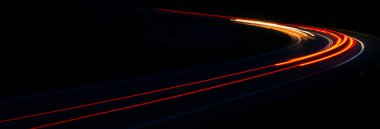 Geceleri hareket halindeki arabaların ışıkları. uzun pozlama