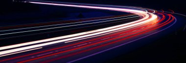 Geceleri hareket halindeki arabaların ışıkları. uzun pozlama