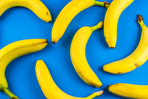 Macro Foto Plátanos Amarillos Sobre Fondo Azul —  Fotos de Stock