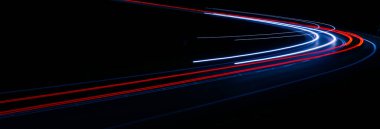 Geceleri hareket halindeki arabaların ışıkları. uzun pozlama