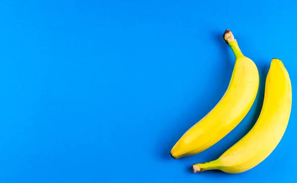 Macro Foto Bananas Amarelas Sobre Fundo Azul — Fotografia de Stock