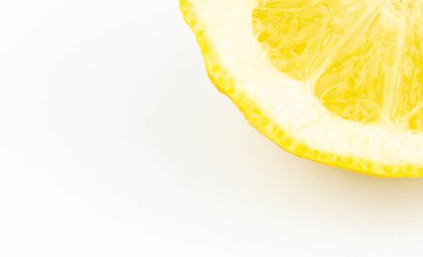 Beyaz arka planda sarı dilimlenmiş limon