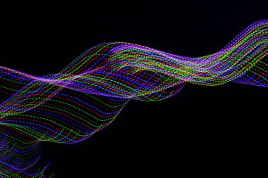 Siyah arka planda renkli çizgiler. doku