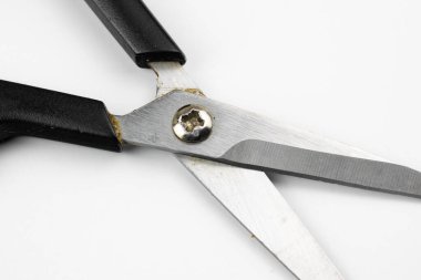 Beyaz arka planda siyah saplı makas