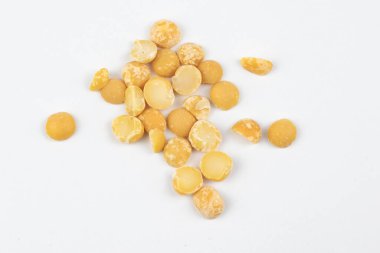 Bezelyelerin beyaz arkaplandaki makro fotoğrafı