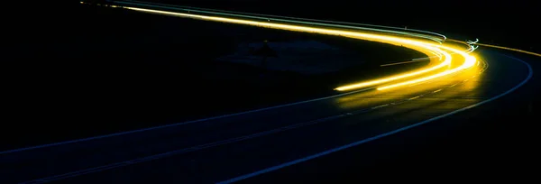 夜间行驶的汽车的灯光 长期接触 — 图库照片