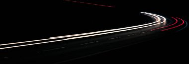 Geceleri hareket halindeki arabaların ışıkları. uzun pozlama