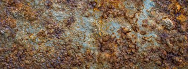 Paslanmış eski metal plaka mavi boyayla boyanmış.