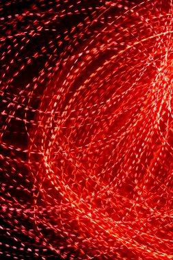 Siyah zemin üzerindeki kırmızı noktalı ışık çizgileri