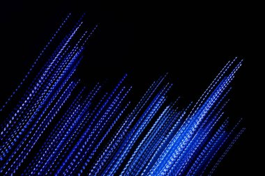 Siyah arkaplanda mavi çizgili ışık çizgileri