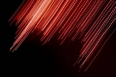 Siyah zemin üzerindeki kırmızı noktalı ışık çizgileri